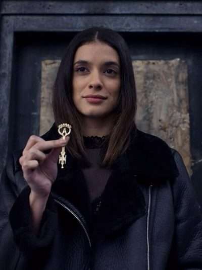 Aviator Leather Jack­et worn by Laysla De Oliveira in Locke & Key