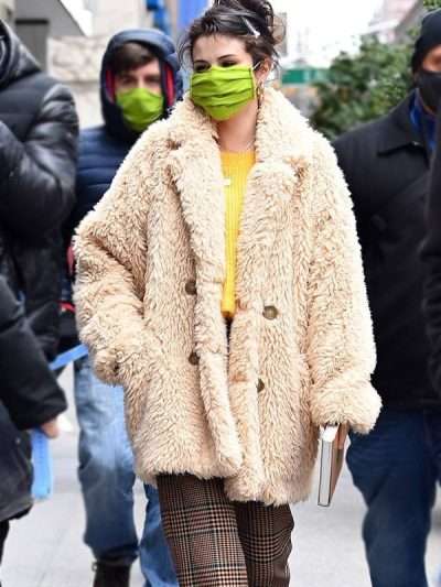 Mabel-Tv-Series-Only-Murders-In-The-Building-Selena-Gomez-Beige-Fur-Coat
