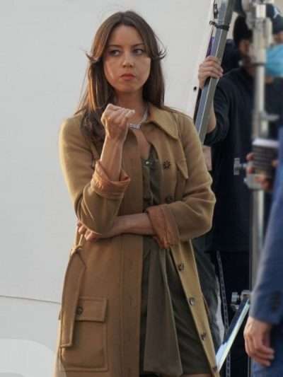 Sarah Fidel Operation Fortune Ruse de guerre 2022 Aubrey Plaza Coat