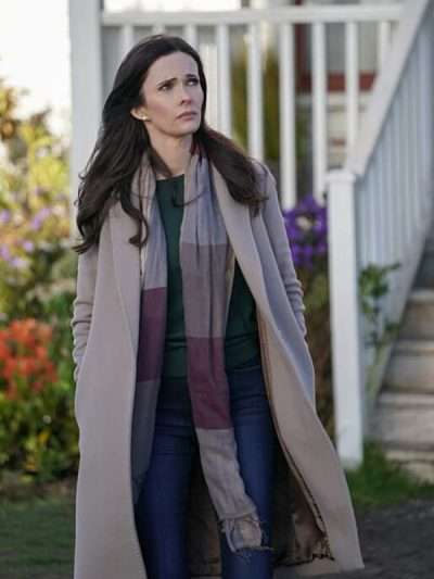Elizabeth Tulloch Superman and Lois S02 Coat