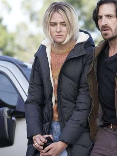 Izzy Harris La Brea S02 Black Coat