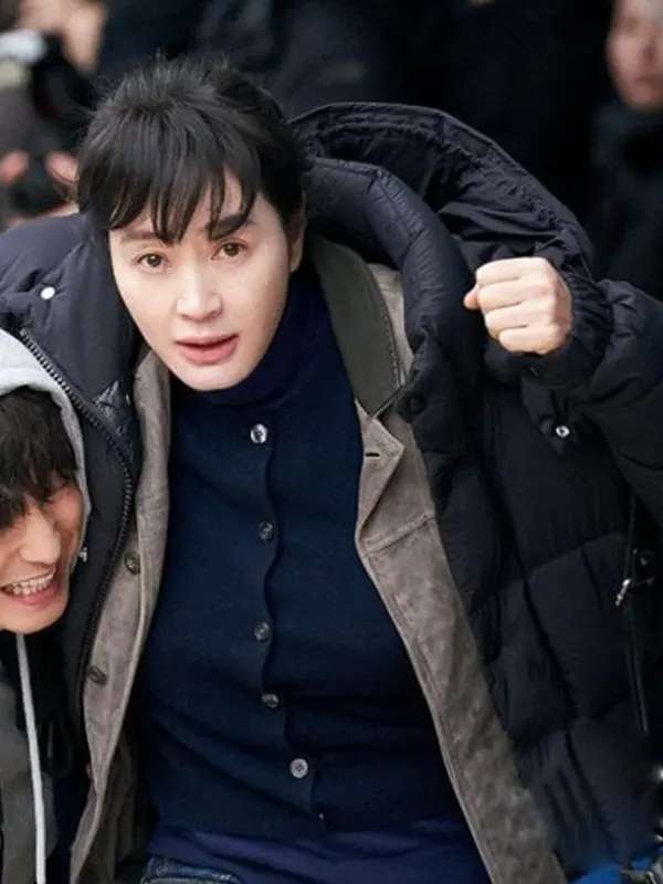 Kim Hye-su Unmasked S01 Black Puffer Coat