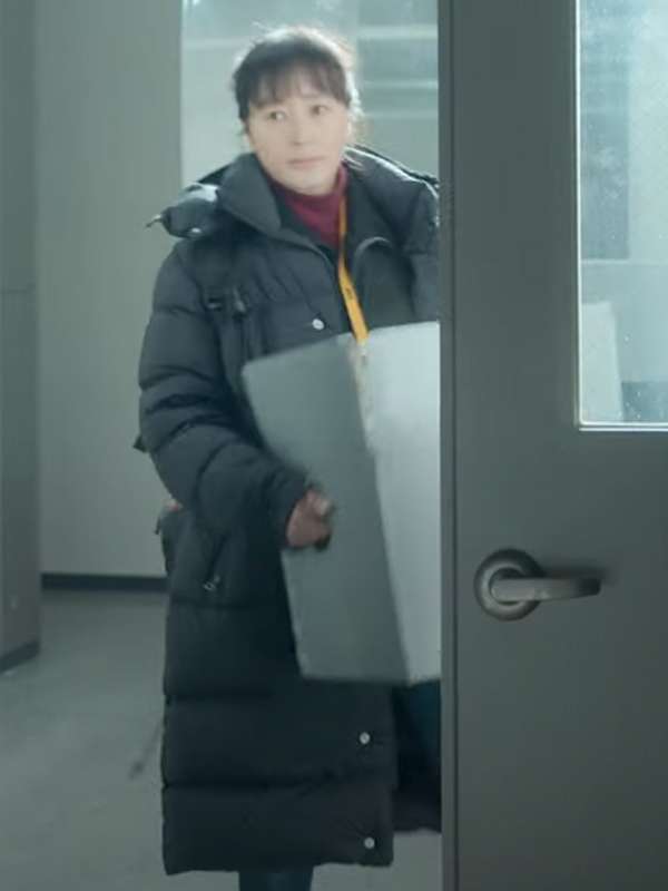 Kim Hye-su Unmasked 2025 Black Puffer Coat