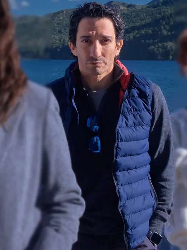 Caught S01 Juan Minujín Blue Vest