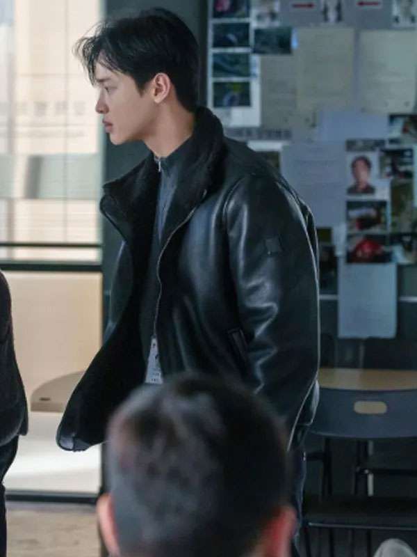 Queen Mantis 2025 Cha Soo-yeol Black Shearling Leather Jacket