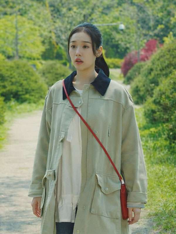 Inspired By: Ahn Eun-jin External Material: Cotton Fabric Inner Lining: Viscose Lining Front: Zipper and Buttoned Closure Collar: Shirt Style Collar Color: Beige Pockets: Three at Front and One Inside Sleeves: Full-length Sleeves
