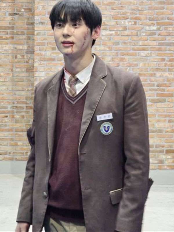Hwang Min-hyun Study Group 2025 Brown Blazer
