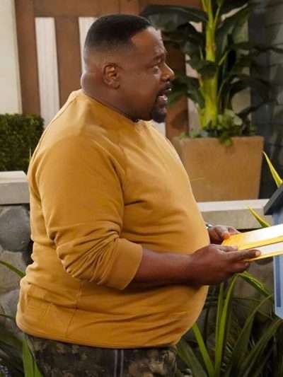 The Neighborhood S05 Cedric The Entertainer Brown Sweatshirt